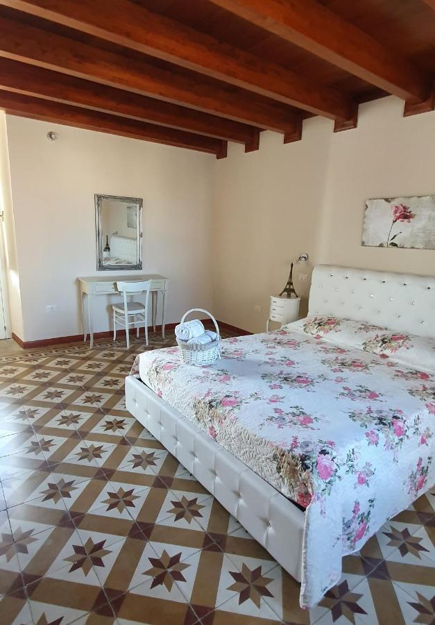 Palazzo Novecento Hotel Удженто Екстериор снимка