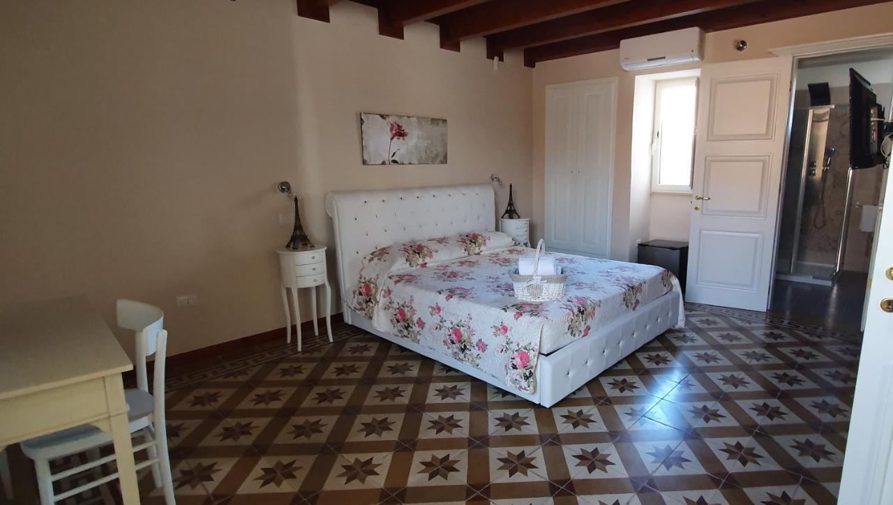 Palazzo Novecento Hotel Удженто Екстериор снимка